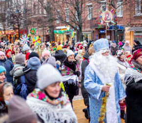 Парад вертепів у Хмельницькому: у середмісті Смерть погрожувала Чорту (ФОТО)