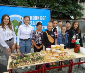 (Українська) У Городку відбувся благодійний ярмарок меду
