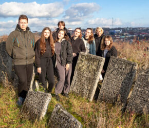 (Українська) Городоцькі школярі досліджують “кам’яних звірів” на старому єврейському цвинтарі