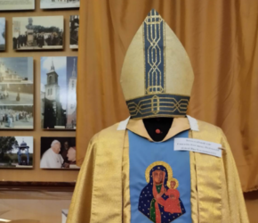(Українська) До музею на Хмельниччині передали особисті речі єпископа Яна Ольшанського
