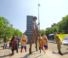 Пам’ятник українського козака з’явився у Кам’янці-Подільському (ВІДЕО)