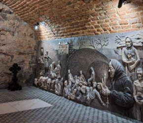 Вперше за багато десятиліть у костелі на Хмельниччині відкрили двері до підземелля (ФОТО)