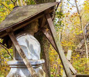 Авторські “портретні” надгробки виявили на сільському кладовищі на Хмельниччині