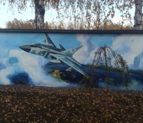 (Українська) Мурал із зображенням військового літака створили у Старокостянтинові (ФОТО)