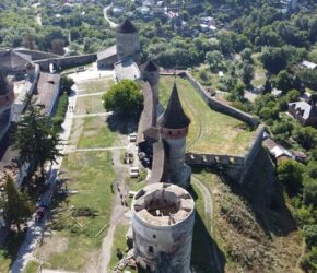 Завершують відновлення однієї з башт Кам’янець-Подільської фортеці, яка постраждала через буревій