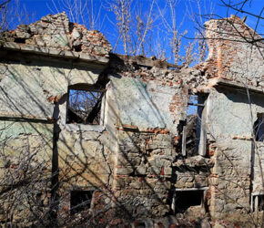 (Українська) Цегла з підписом барона: що приховують руїни старої гуральні у Городку