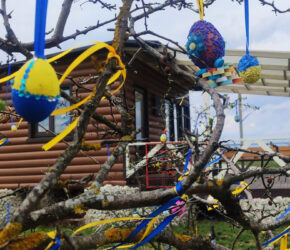 (Українська) Великоднє дерево на Бакоті: де побачити автентичні подільські писанки